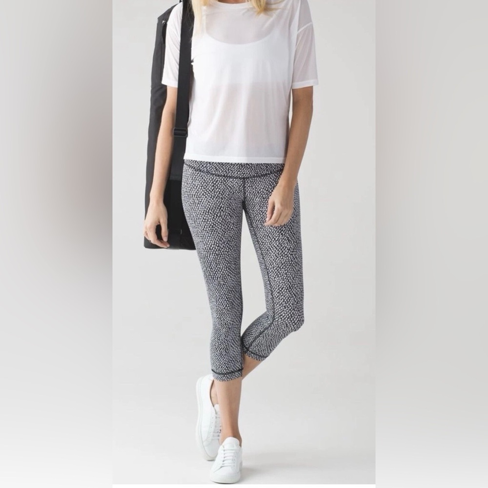 •LULULEMON•ARTIC GRAY WUNDER UNDER SCATTER STAR CROPPED LOW RISE LEGGINGS SIZE 4